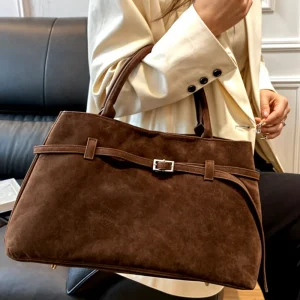 Luxe suède shopper met tijdloze elegantie – BYREL