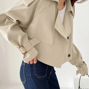 ALESSIA - Korte dames trenchcoat met dubbele knopen en manchetriemen